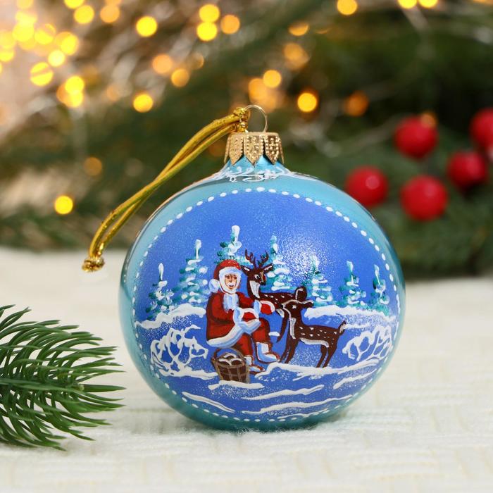 Ёлочный шар d-8 см Дед Мороз в лесу ручная роспись, голубой