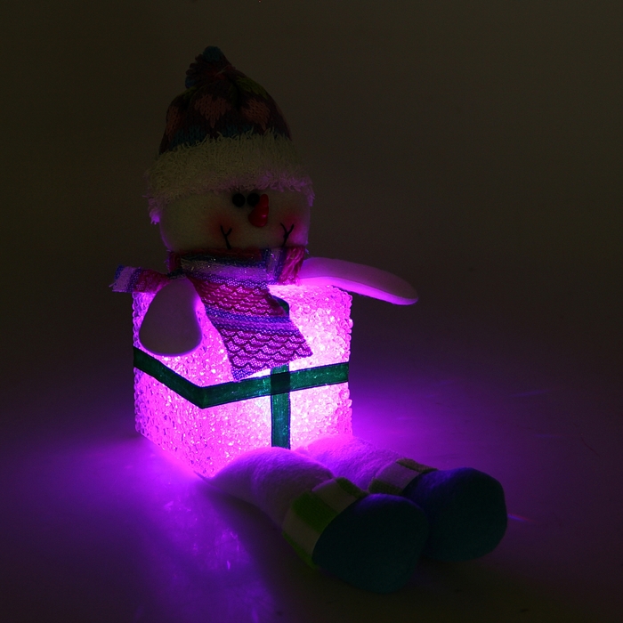 Световая игрушка "Снеговик-подарок" (разноцветные сердечки)