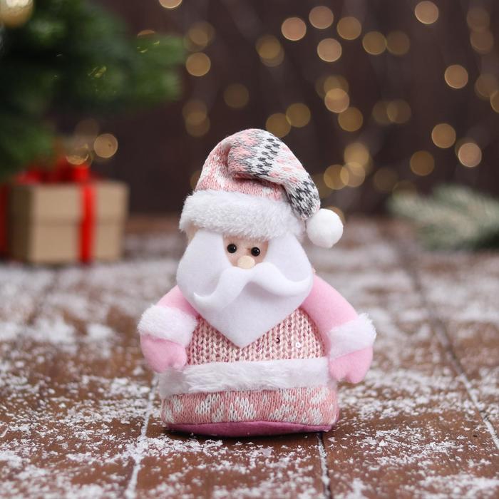 цена Мягкая игрушка Дед Мороз в вязаном костюме 9х15 см, розовый