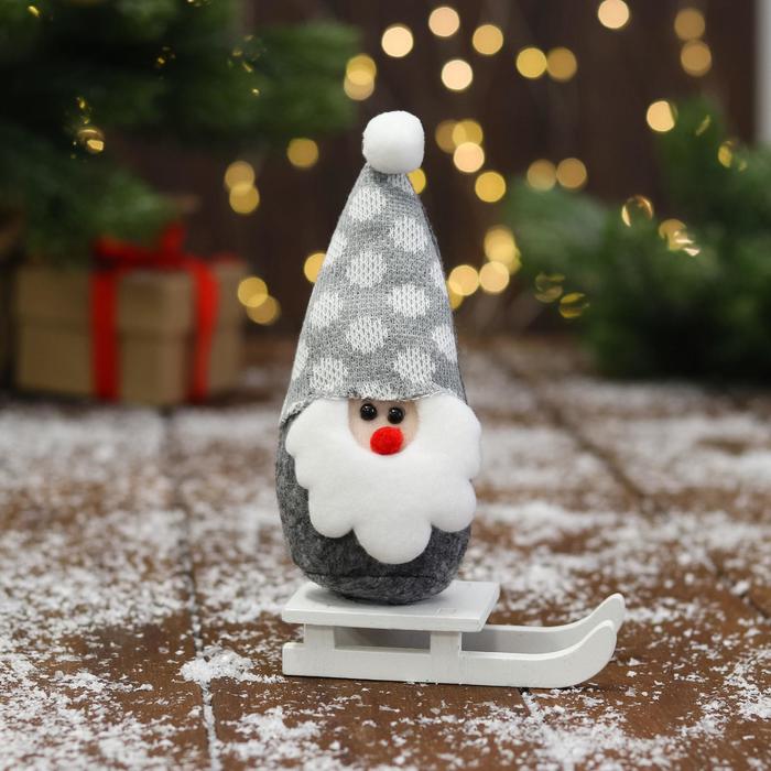 Мягкая игрушка Дед Мороз на санках в шапке 5х13 см, серый