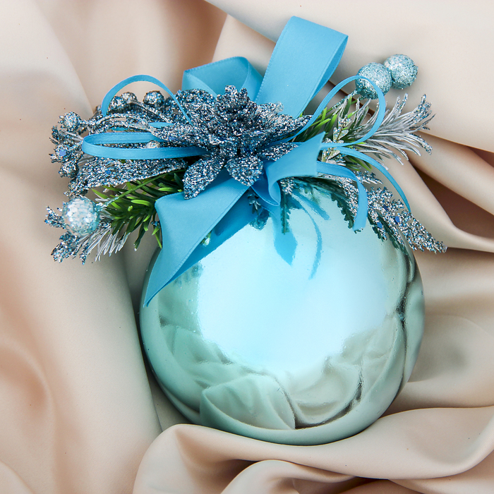 Новогодний декорированный шар "Новогодний цветок"