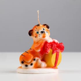 

Свеча новогодняя декоративная "Тигренок с подарком", 8х8,5 см