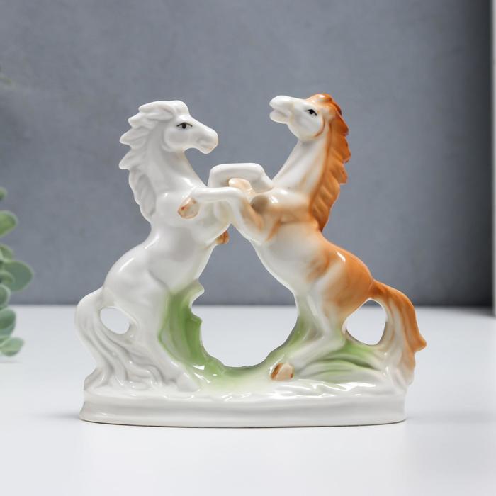 Сувенир керамика "Соперничество - дикие кони" 15 см