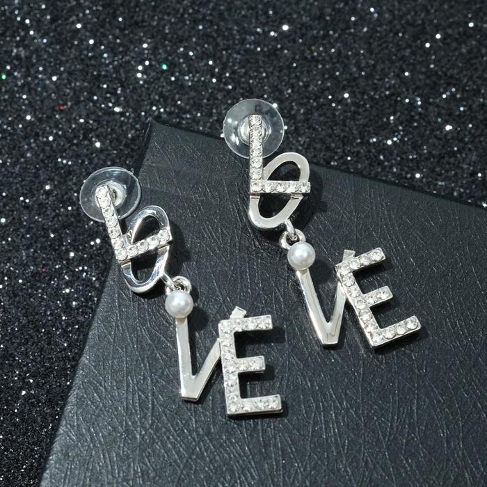 

Серьги со стразами LOVE, диагональ, цвет белый в серебре