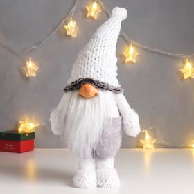 Кукла интерьерная "Дед Мороз в сером комбинезоне и белом меховом колпаке" 52х12х19 см