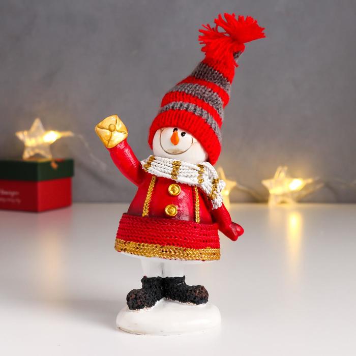 Сувенир полистоун Снеговик в красной шубе, полосатом колпаке и шарфике 14х10,5х5 см сувенир полистоун малыш в красной шапке и зелёном шарфике с подарком 7 5х10х17 см