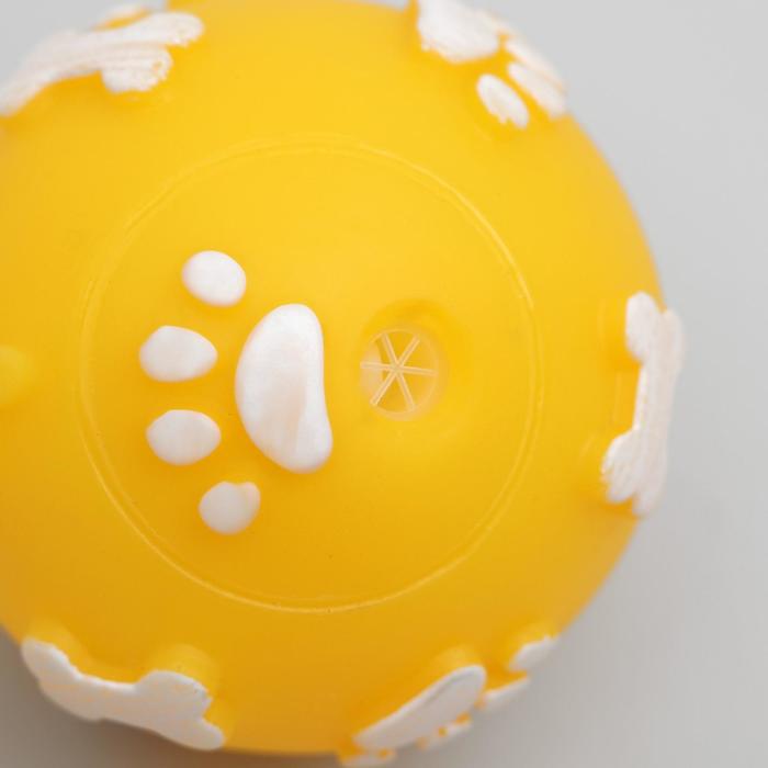 фото Мячик пищащий "лапки" для собак, 5,5 см, жёлтый пижон