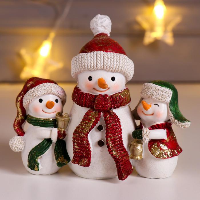 

Сувенир полистоун "Три снеговичка" красный и тёмно-зелёный 9,5х5,5х11 см