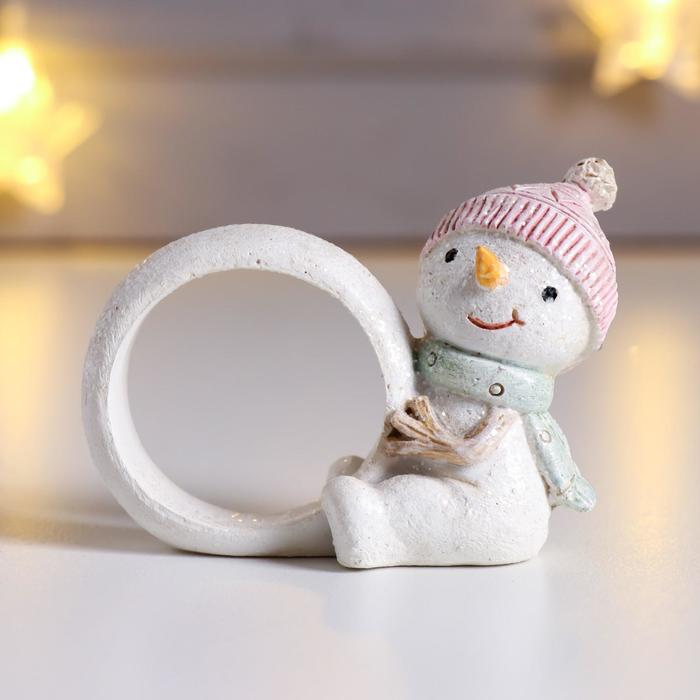 фото Сувенир полистоун кольцо для салфеток "снеговичок в вязанной розовой шапке" 6х3,5х7,5 см