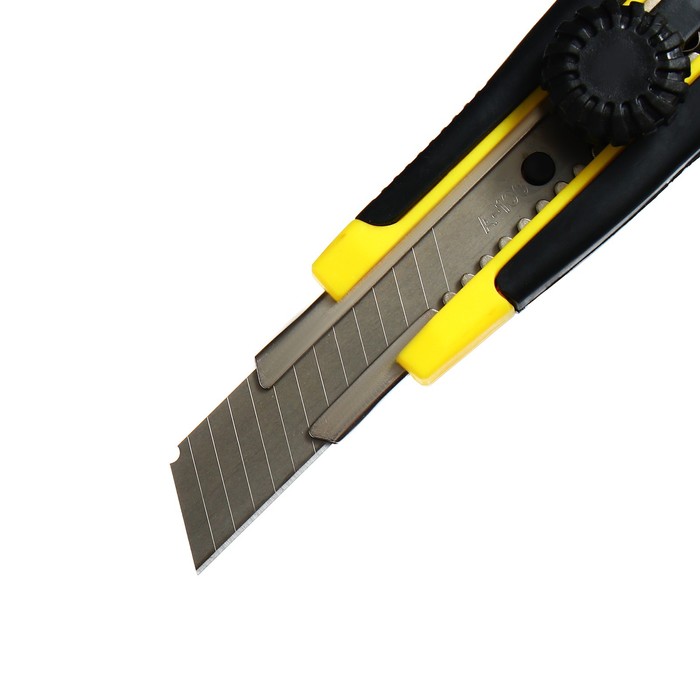 Нож канцелярский 18мм пластик с мет направляющ, фиксатор, прорезиненный МИКС в блистере