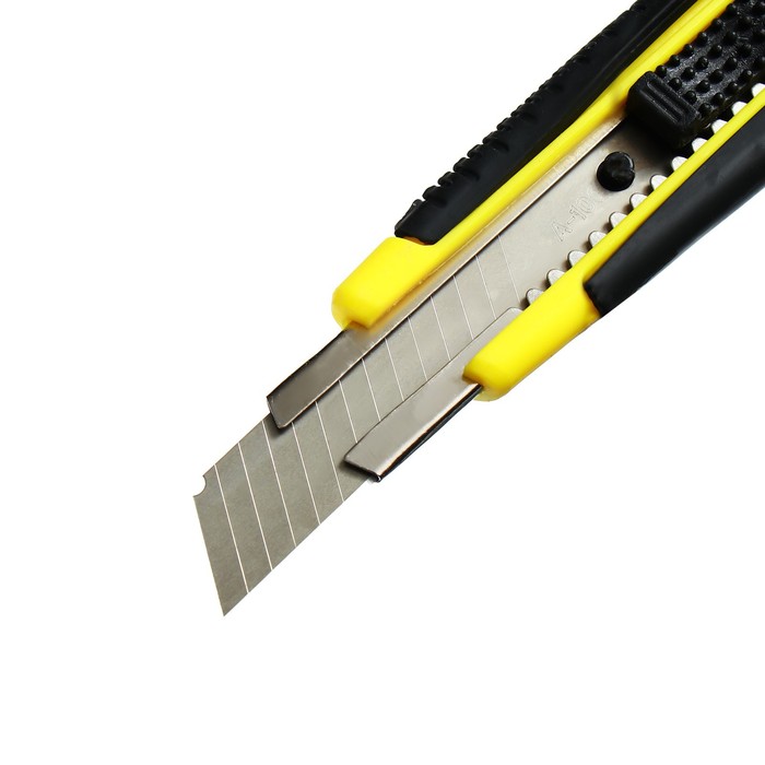 Нож канцелярский 18мм пластик с мет направляющ, фиксатор, прорезиненный МИКС в блистере