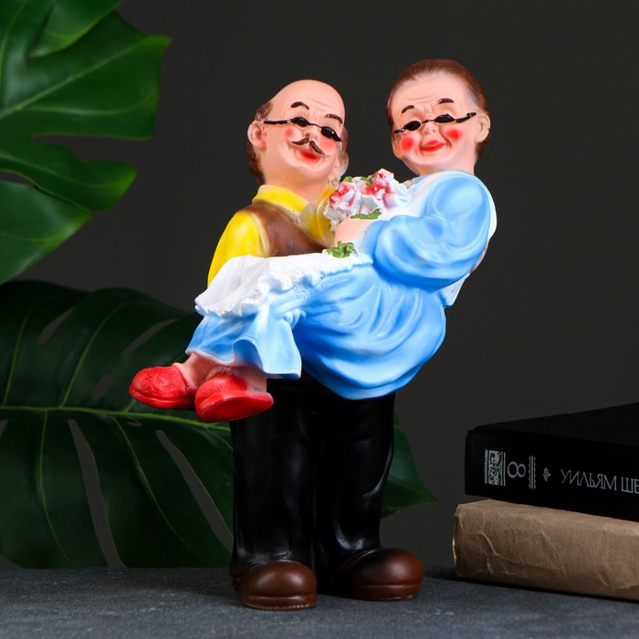 

Фигура "Дед с бабкой на руках" 27х22х14см