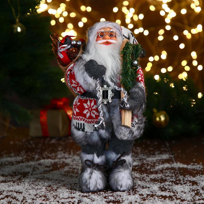 новогодние украшения maxitoys дед мороз в красной шубке с лыжами и подарками 30 см Дед Мороз В бело-красной шубке с ремешком, с лыжами 30 см