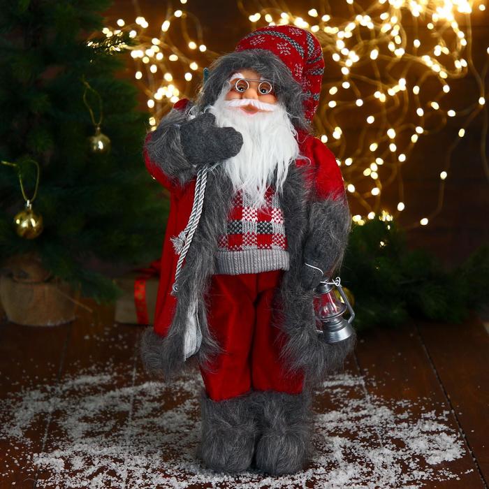 Дед Мороз В красном клетчатом свитере, с фонариком 23х45 см дед мороз в свитере и меховых ботинках с санками 47 см бело серый
