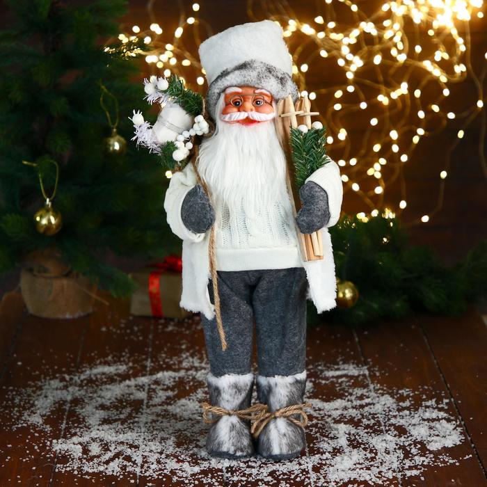 Дед Мороз В белом свитере, с лыжами 17х45 см дед мороз в свитере и меховых ботинках с санками 47 см бело серый