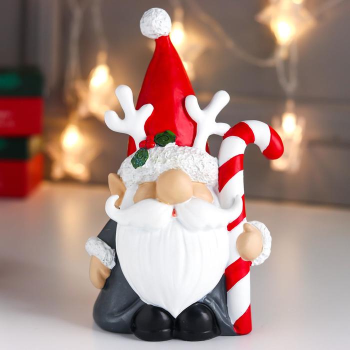 Сувенир полистоун Дед Мороз в колпаке с рогами оленя, с конфетой 21,5х10х13,5 см