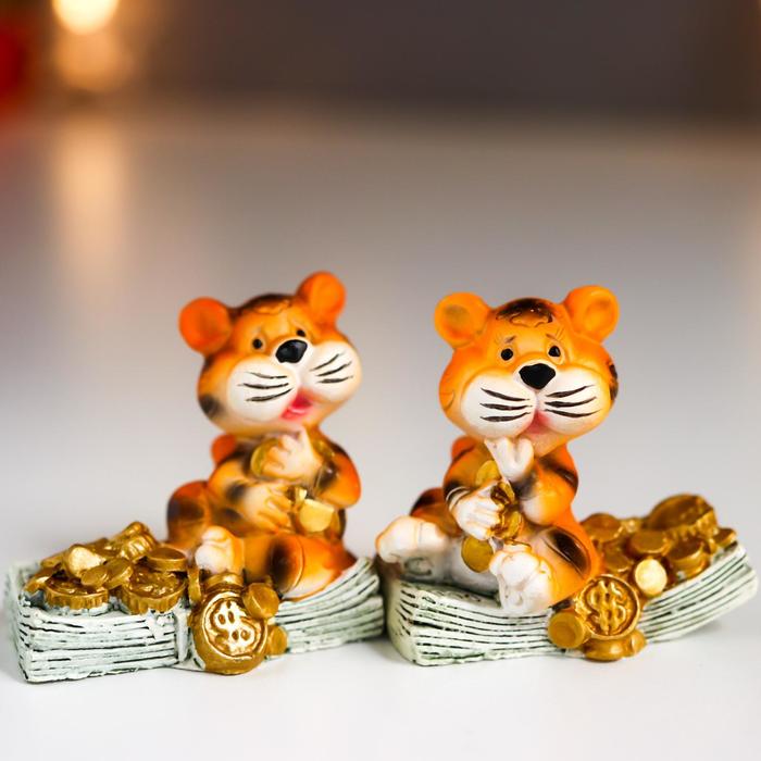 Сувенир полистоун Тигрик на денежных купюрах с золотом МИКС 4,5х2,8х4,7 см