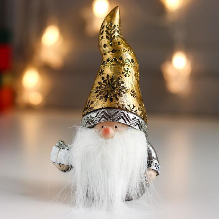 Сувенир полистоун Дедушка Мороз в золотом колпаке, с подарком 14,5х7х8,5 см