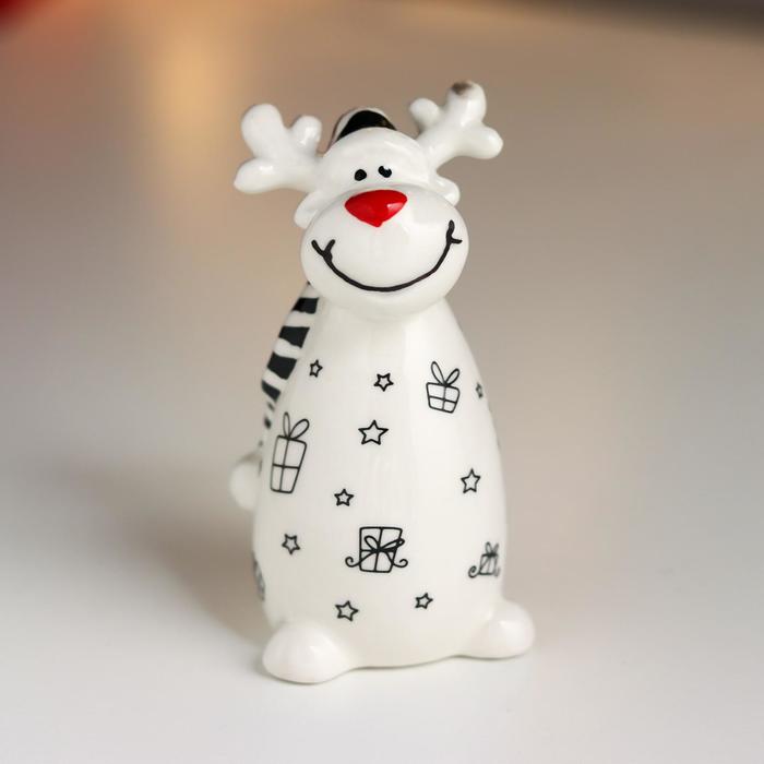 

Сувенир керамика "Лосик в полосатом колпаке, с подарками и звёздами" чёрный 8,4х4,1х4,5 см