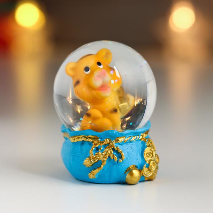 

Сувенир полистоун водяной шар "Тигрёнок со слитком золота" d=4,5 см 6х4,5х4,5 см