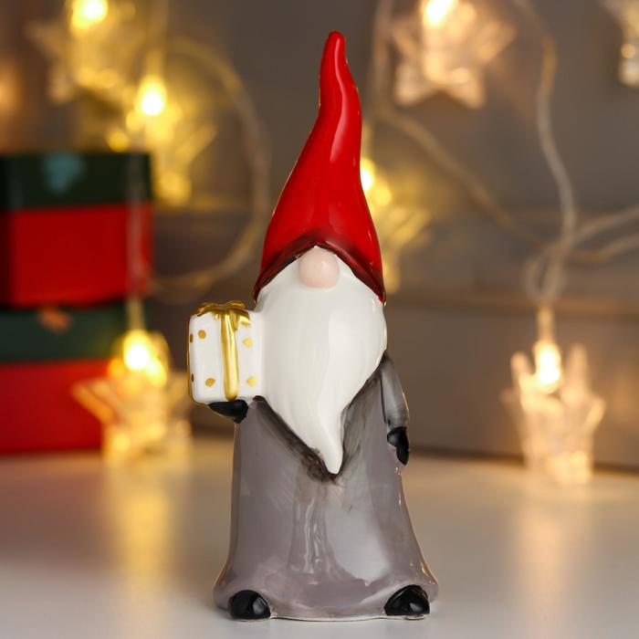 Сувенир керамика Дед Мороз, серый кафтан, красный колпак, с подарком 16,5х6х6,5 см сувенир керамика дед мороз кафтан в горох чёрный колпак золотая звезда 15х11х9 5 см