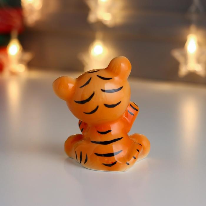 Сувенир керамика "Рыжий тигрёнок с подарочком" 8х6,3х5,5 см
