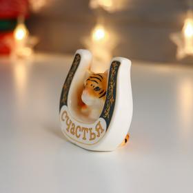 

Сувенир керамика "Рыжий тигрёнок с подковой - Счастья" 7х8х4,4 см