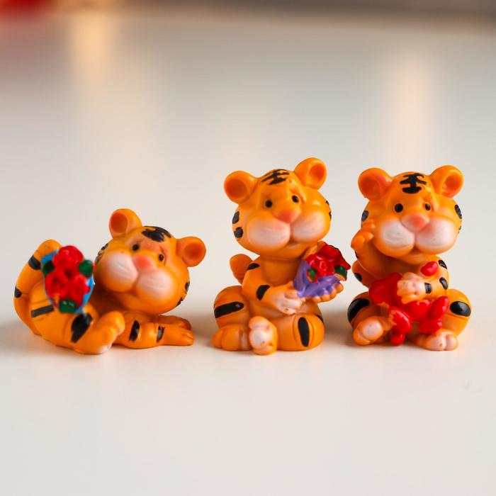 Сувенир полистоун Маленький тигр с цветами МИКС 4х3х3 см сувенир мышка с цветами 13 см 1 вид полирезин