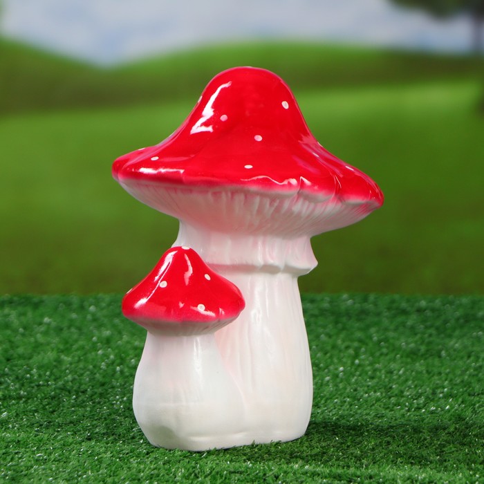 Садовая фигура "Пара мухоморов" средняя, острые шляпки, малые белые пятнышки, микс