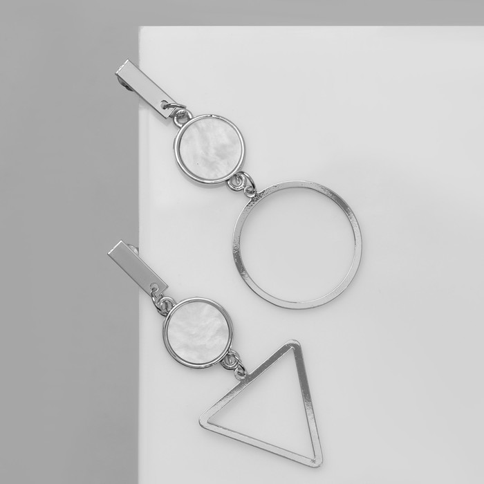 Серьги с перламутром «Ракушка» треугольник полый, крупный, цвет белый в серебре
