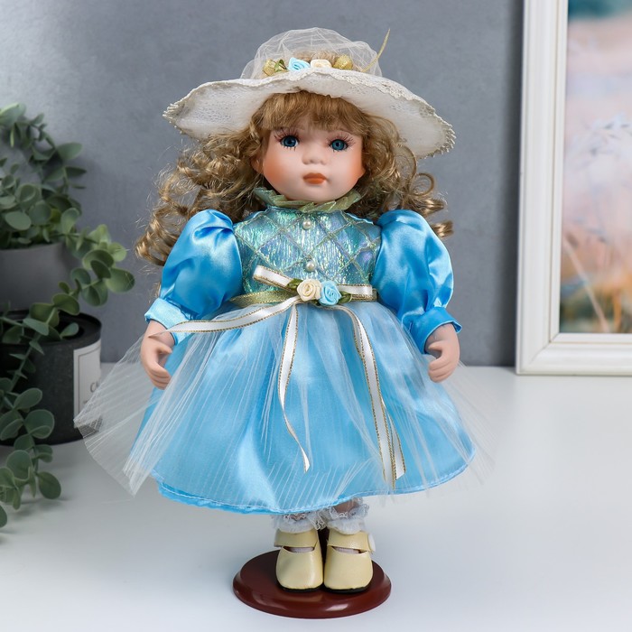 цена Кукла коллекционная керамика Наташа в нежно-голубом платье в шляпке 30 см