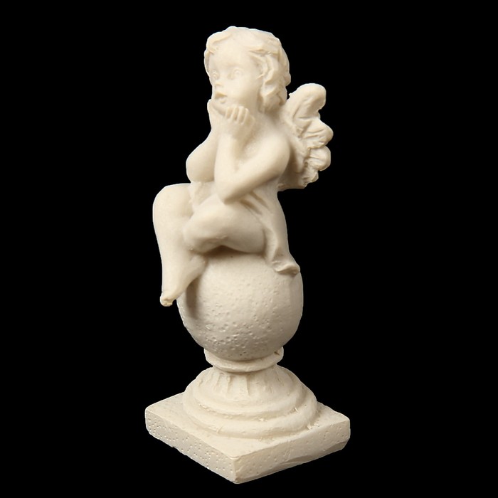 Сувенир "Задумчивый ангелок на шаре"