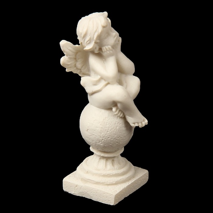 Сувенир "Задумчивый ангелок на шаре"