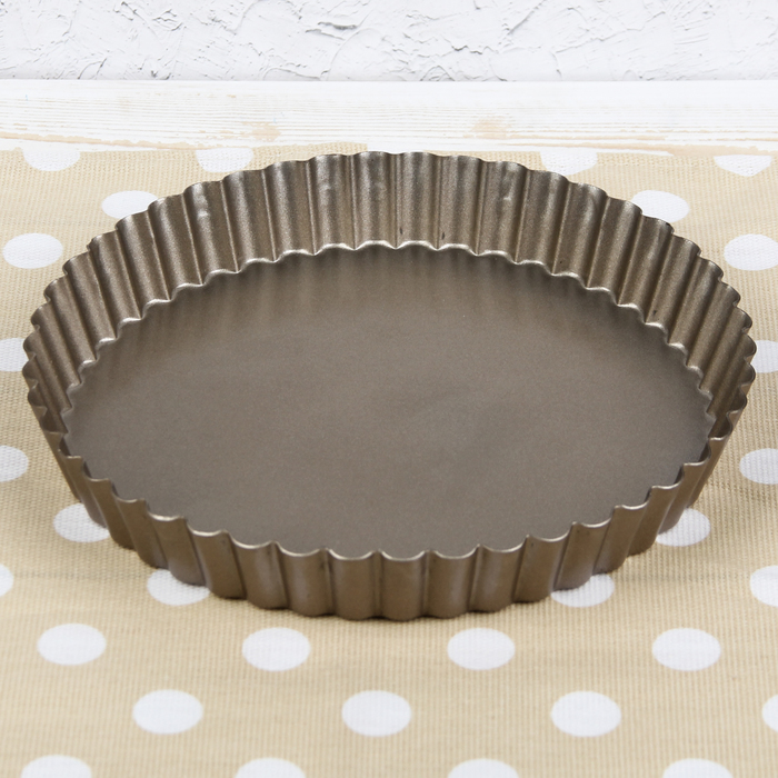 Форма для выпечки с антипригарным покрытием "Рифленый круг. Доротея" 23х3 см, цвета МИКС