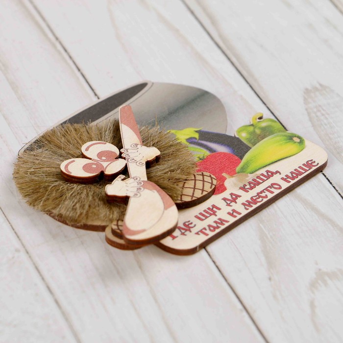 Магнит «Домовенок с ложкой», где щи да каша, там и место наше, 8х10 см