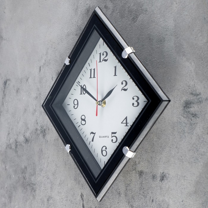 Часы настенные в форме ромба, 31 × 31 см, накладка с 4 держателями, циферблат белый, рама чёрная