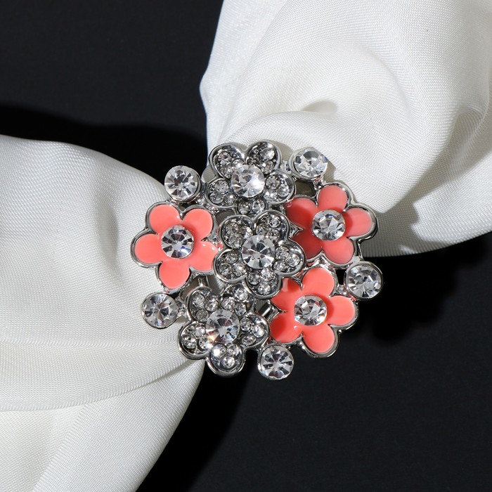 цена Кольцо для платка «Букет» из мини-цветочков, цвет бело-розовый в серебре