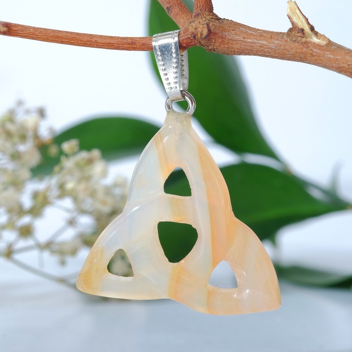 

Подвеска трикветр (притягивает удачу, оберегает от дурного глаза) "Сердолик"