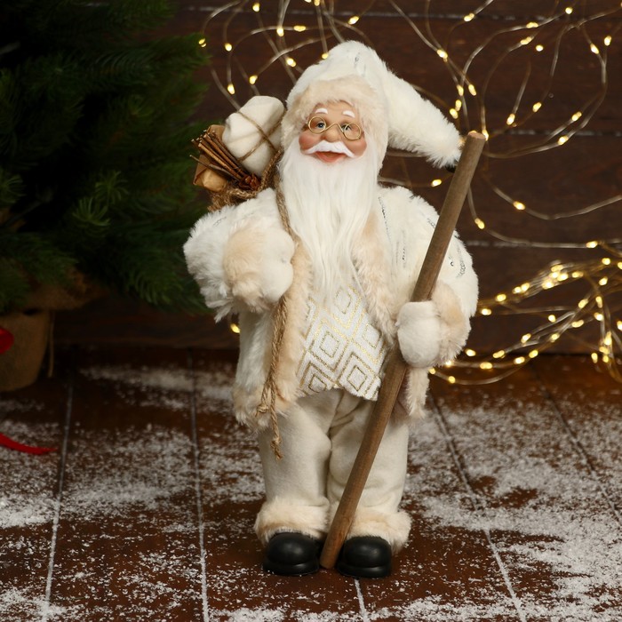 Дед Мороз В белой шубе, кофте ромбик, с посохом и подарками 30х16 см дед мороз в синей шубе с посохом и мешком 26х50 см