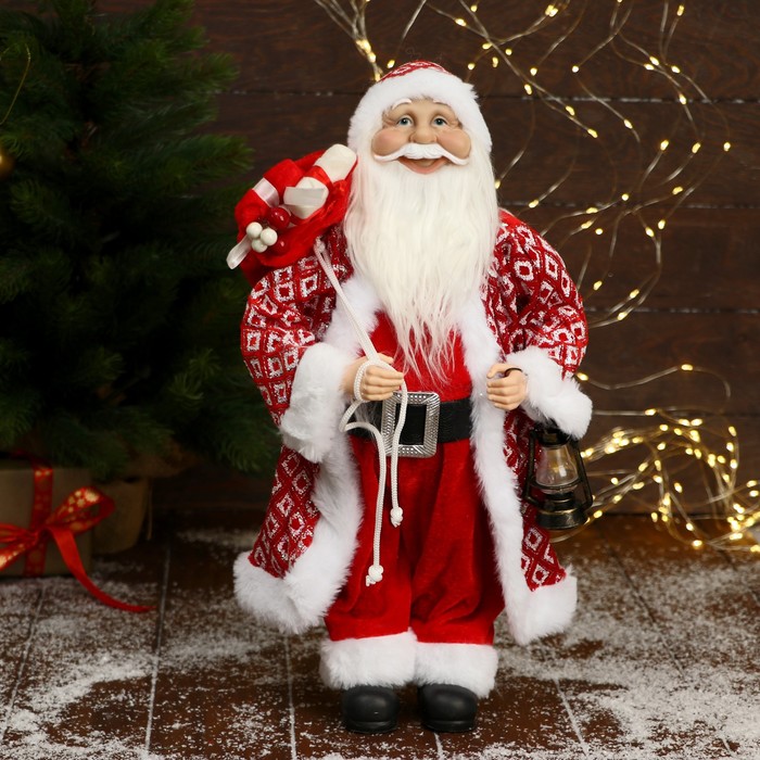 дед мороз в пушистой шубе колпачке с подарком 47 см бело золотой Дед Мороз В колпачке и шубе ромбик, с фонариком и подарками 45х23 см