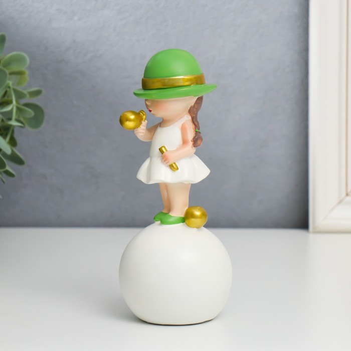 Сувенир полистоун Малышка в зелёной шляпке, с золотым пузырём на шаре 16х7х7 см сувенир полистоун подставка девушка в шляпке с золотым бантом белый 28х21х19 см