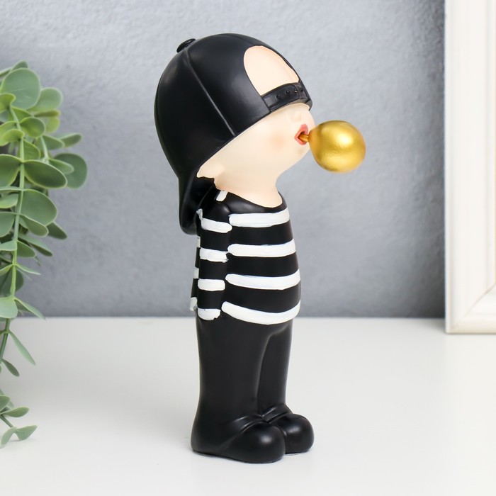 

Сувенир полистоун "Малыш в чёрной кепке, с золотым пузырём" 18,5х10х6,5 см