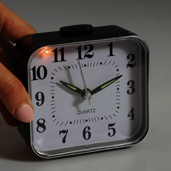 Будильник прямоуг. с круг углами, кант, бел циферблат, подсветка,стрелки микс 9*9,5см