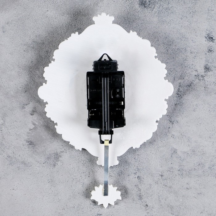 Часы настенные интерьерные "Лепнина" с маятником, белые