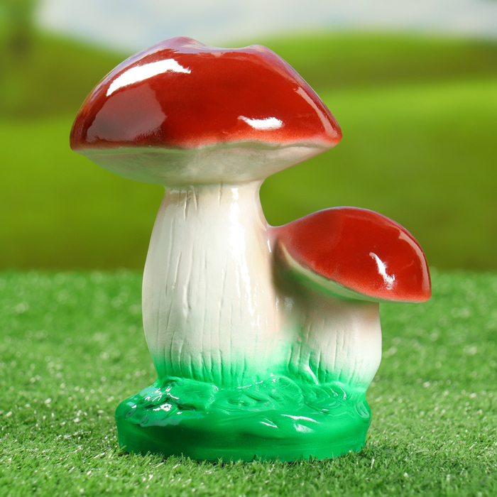 Садовая фигура "Пара боровичков на траве"