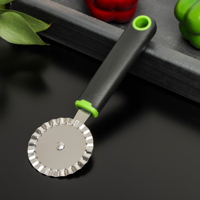Нож для пиццы и теста ребристый Доляна Lime, 19×6 см, цвет чёрно-зелёный нож для пиццы и теста bon appetit 18 см ребристый