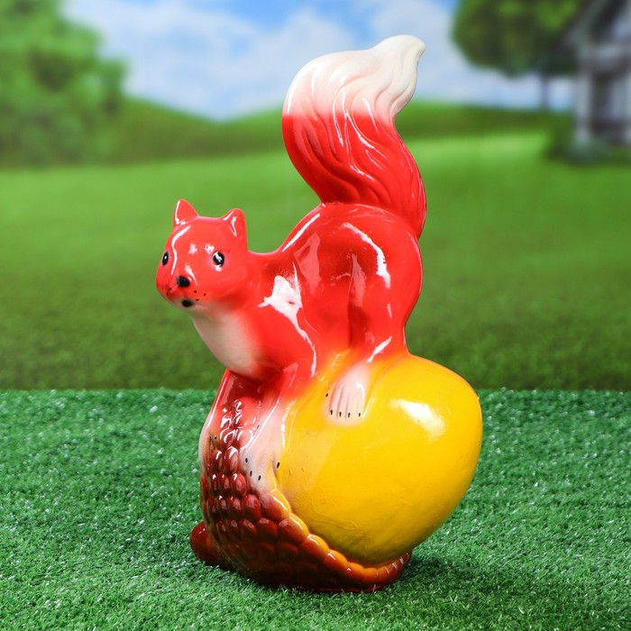 Садовая фигура "Белка на орехе"