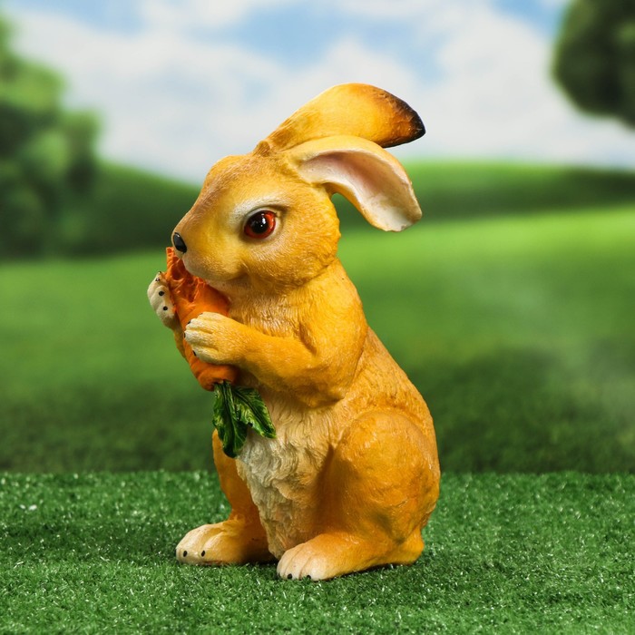 Садовая фигура "Заяц с морковкой" рыжий 26х16х12см