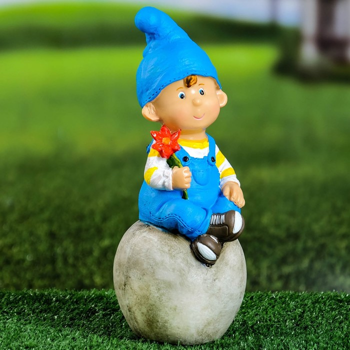

Садовая фигура "Мальчик на шаре" 11х10х25см