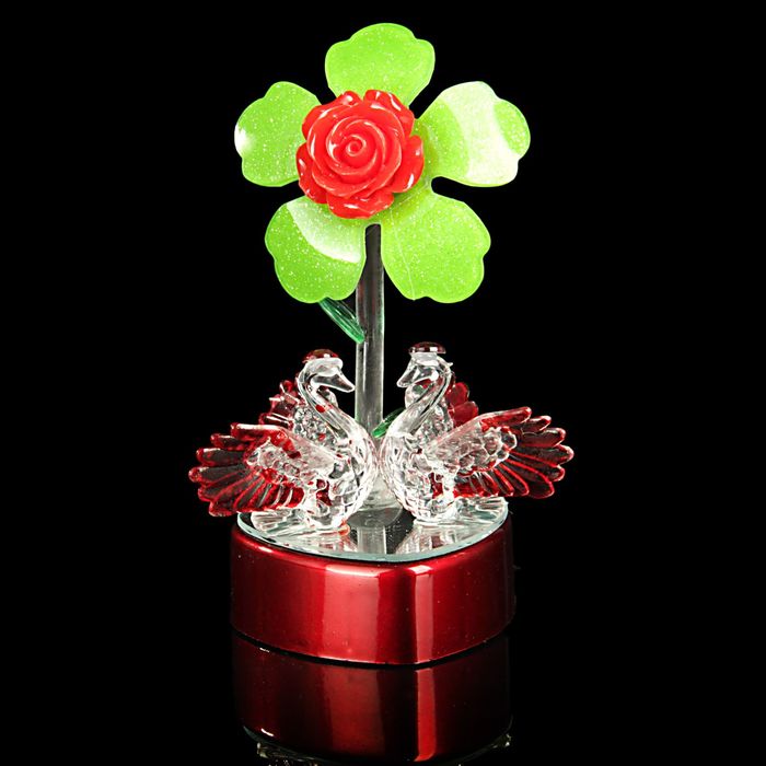 Сувенир "Два лебедя на сердце у цветка" световой